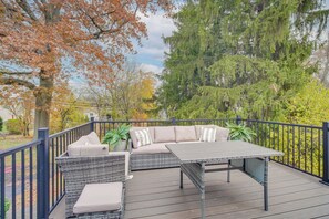 Outdoor dining - Explore Cleveland Attractions! Family-Focused Home (Shaker Heights)