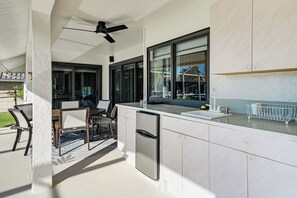 Kühlschrank, Mikrowelle, Herdplatte, Geschirrspüler