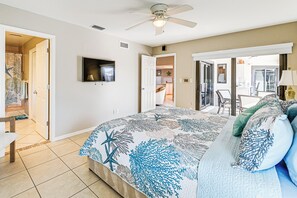3 bedrooms, Internet, bed sheets - Canal-Front Luxury | Pool, Boat & Relax in Marco (Marco Island)