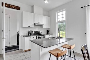 Kylskåp, mikrovågsugn, ugn och spishäll