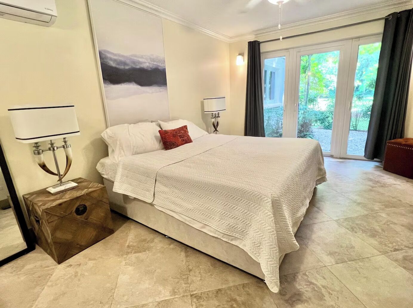 Iron/ironing board, internet, bed sheets