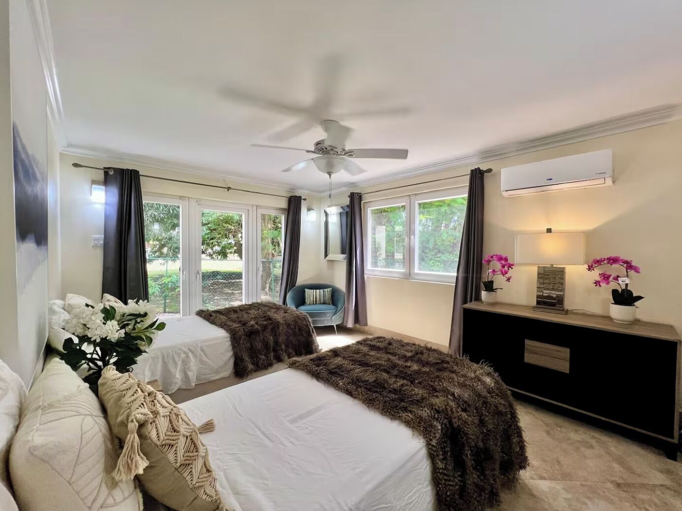 Tabla de planchar con plancha, internet y ropa de cama 