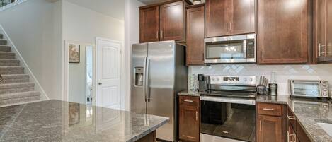 Fridge, microwave, stovetop, dishwasher