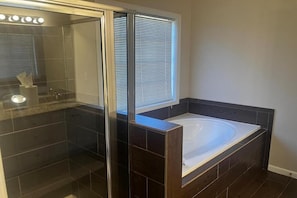 Jetted bath, hair dryer, towels, toilet paper - Sleek Chateau Residence: 4BR Modern Hideaway in Jonesboro (Jonesboro)