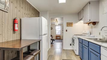 Réfrigérateur, four à micro-ondes, surface de cuisson, lave-vaisselle
