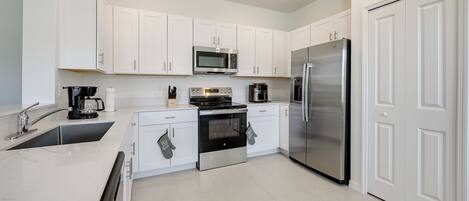 ثلاجة، ميكروويف، موقد طهي مسطح، غسالة أطباق