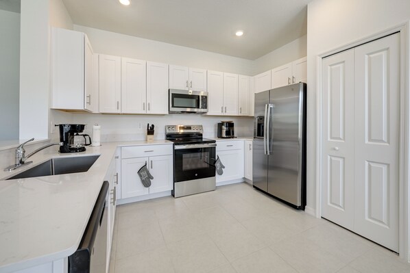 Fridge, microwave, stovetop, dishwasher