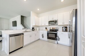 Fridge, microwave, stovetop, dishwasher