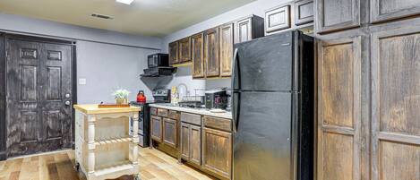 Kjøleskap, mikrobølgeovn, kokeplater og kaffetrakter/tekoker