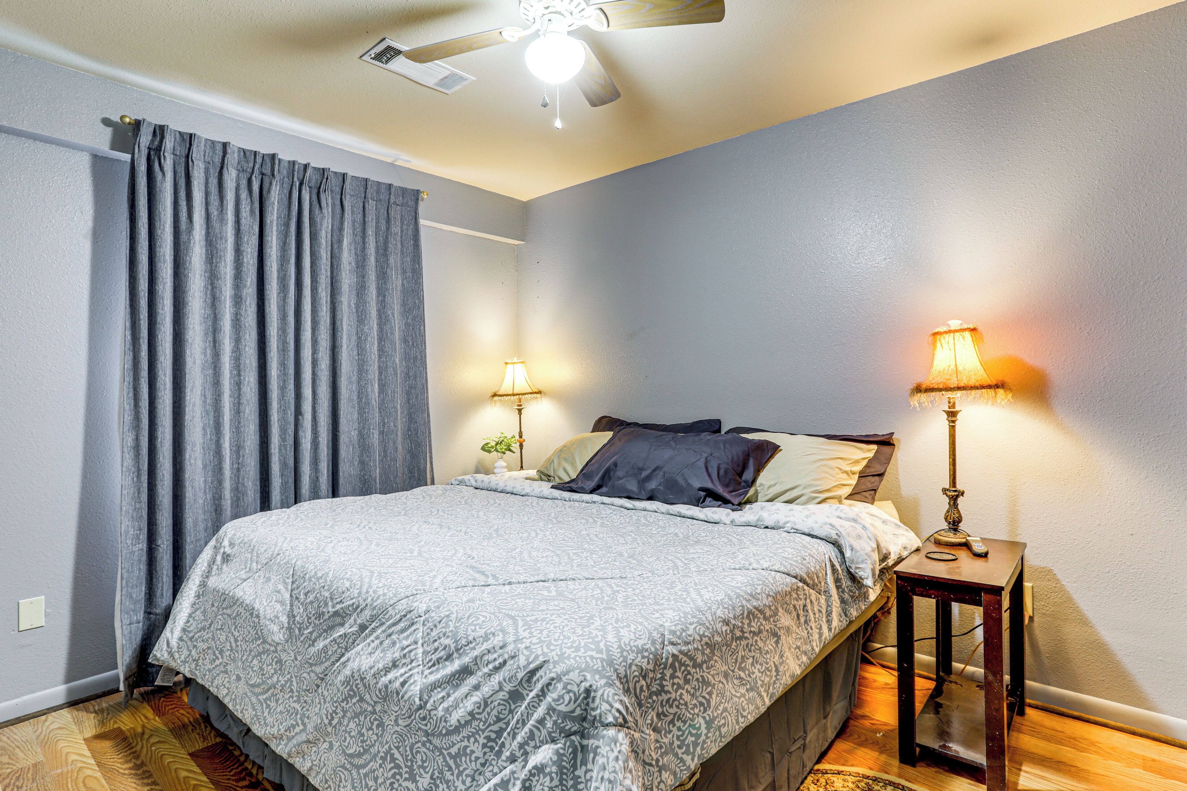 2 bedrooms, iron/ironing board, internet, bed sheets
