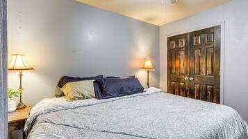 Iron/ironing board, Internet, bed sheets