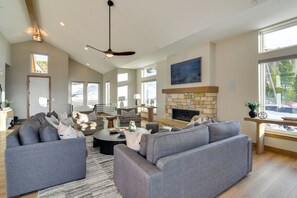 Televisio, takka, pöytätennispöytä, kirjoja