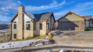 Un immeuble résidentiel avec une façade en pierre, un garage et une allée.