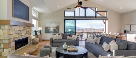 Fernseher, Kamin, Tischtennisplatte, Bücher