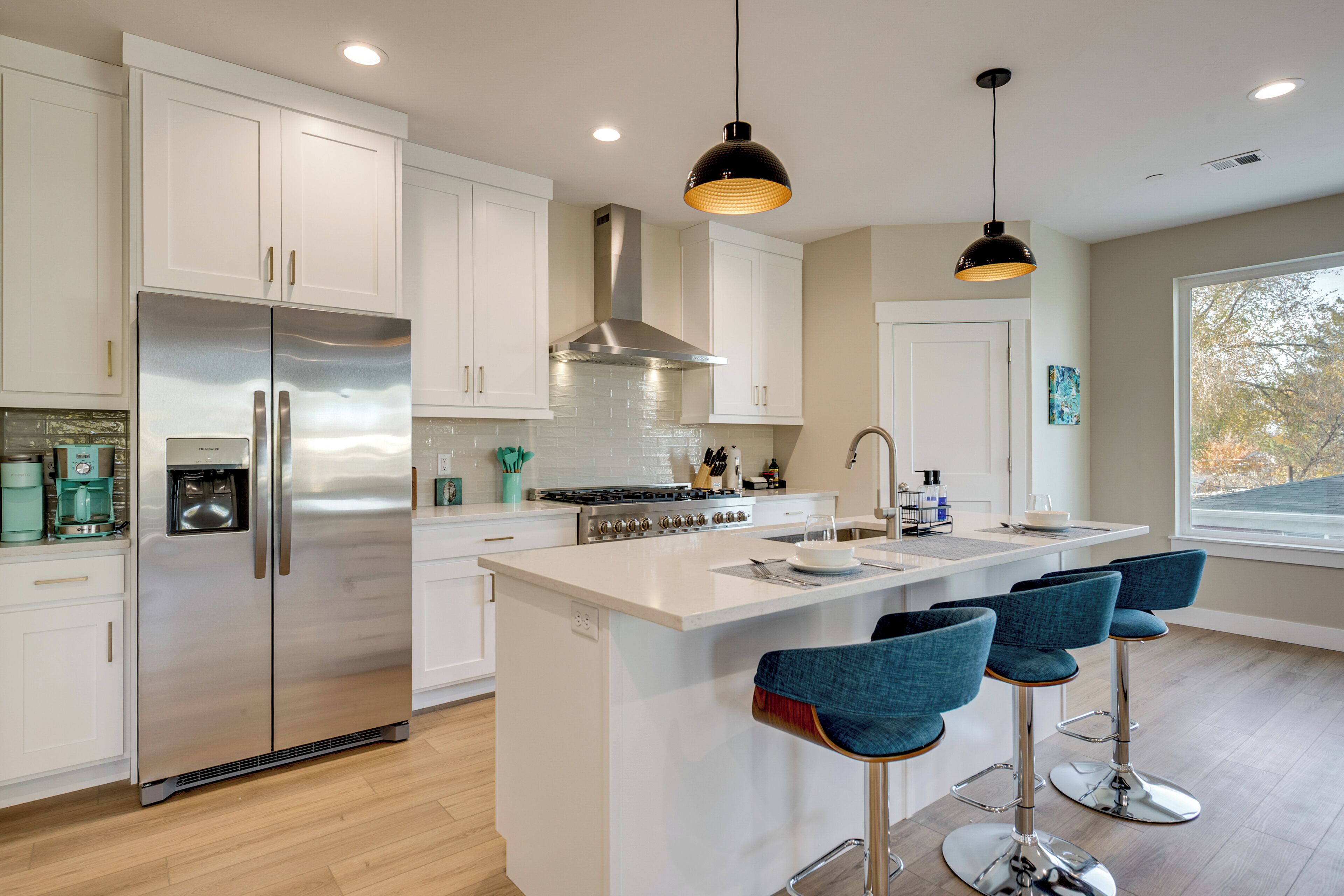 Fridge, microwave, stovetop, dishwasher