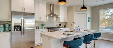 Réfrigérateur, micro-ondes, plaque de cuisson, lave-vaisselle