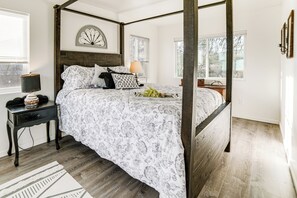 3 bedrooms, desk, iron/ironing board, Internet