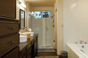 Shower, hair dryer, towels - Bridgeview Retreat – Walk to Balboa Park (San Diego)