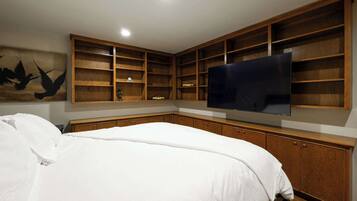 2 bedrooms, desk, iron/ironing board, WiFi