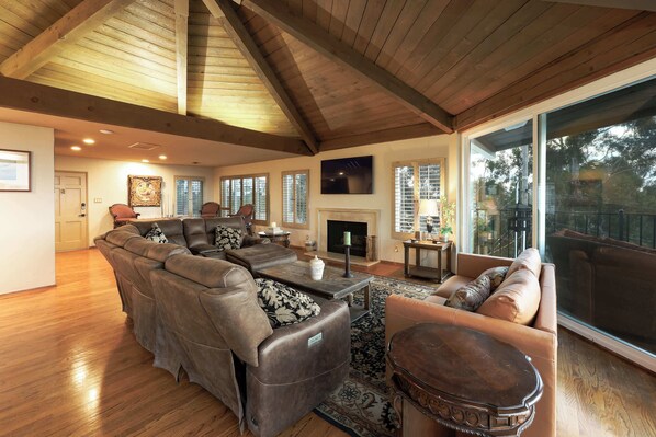 Televisión, chimenea, videojuegos y oficina 