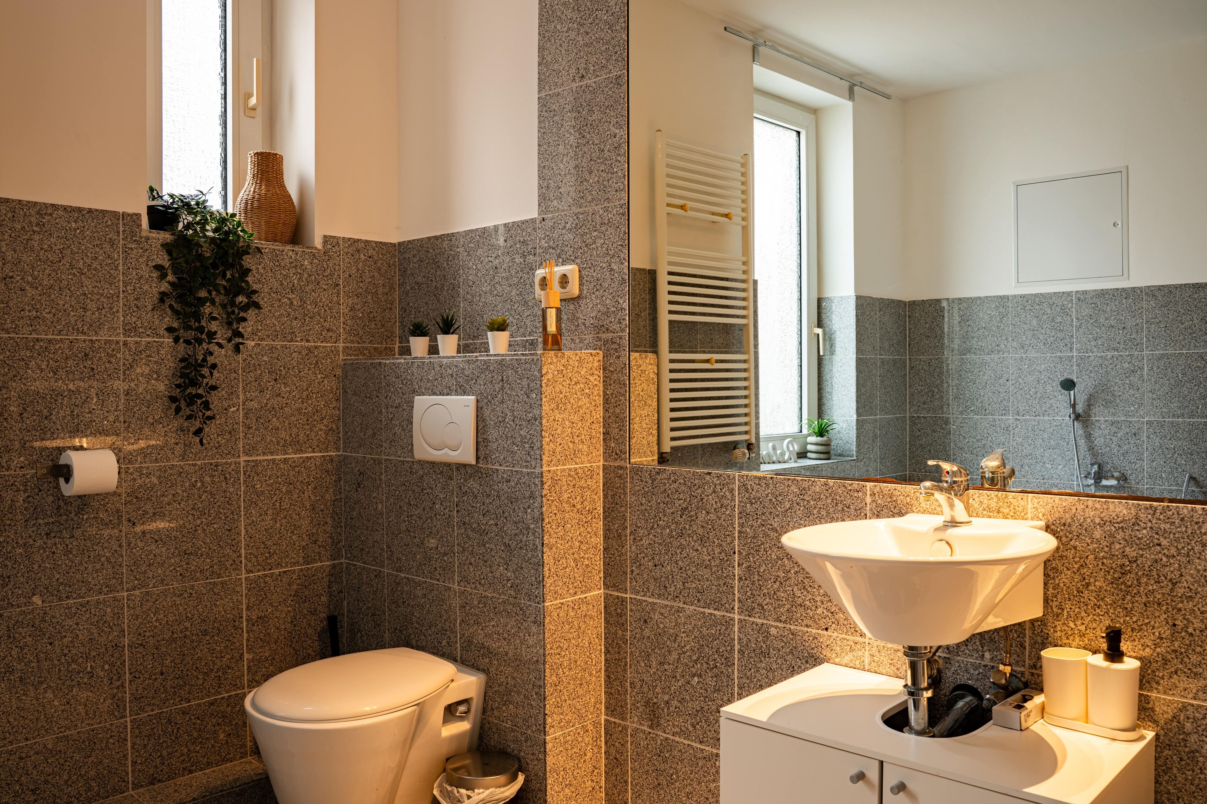 Haartrockner, Handtücher, Seife, Toilettenpapier