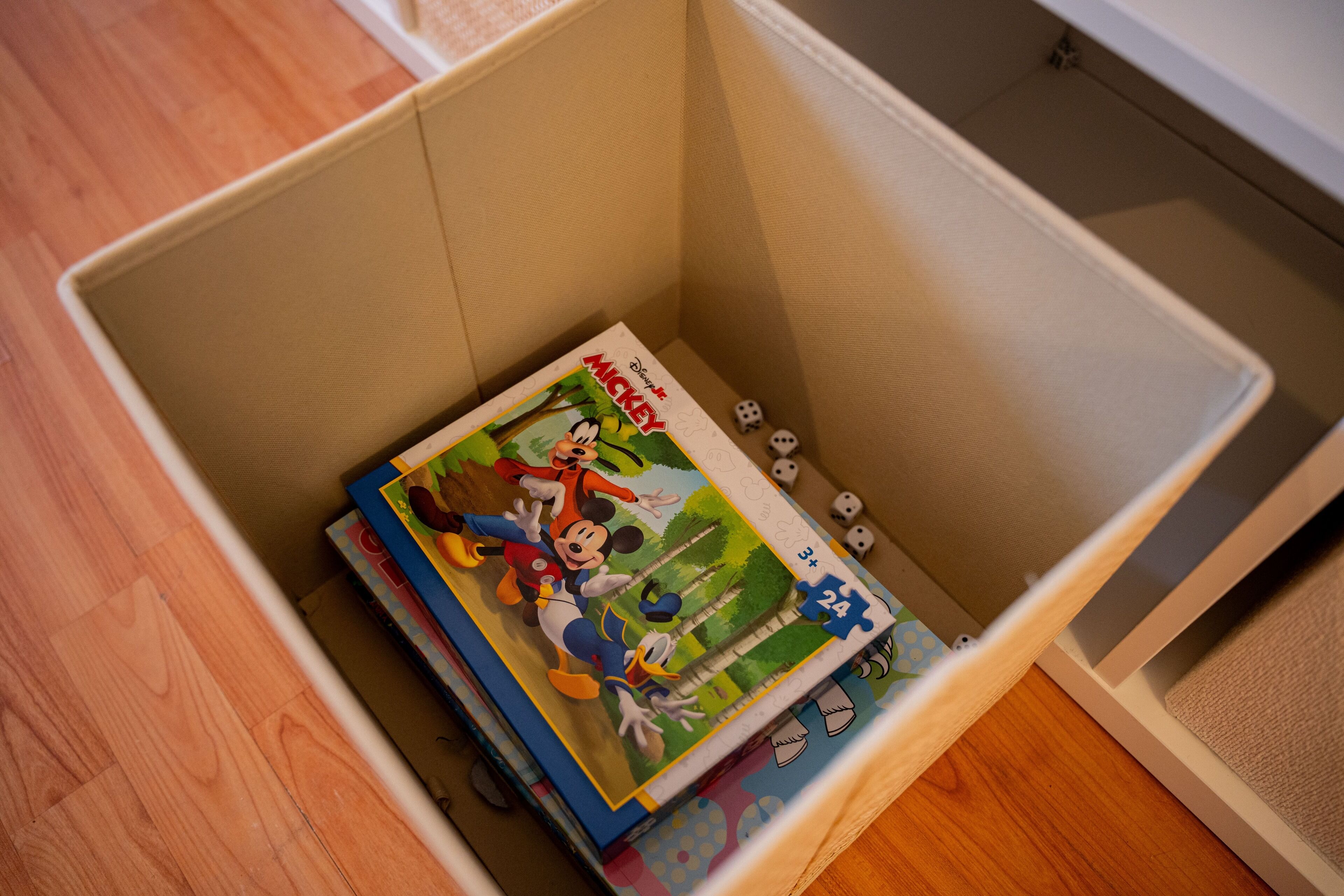 Une boîte de rangement contenant des livres sur le thème de Mickey Mouse de Disney.