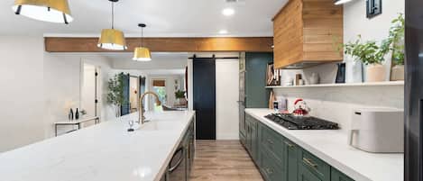 Refrigerador, microondas, horno y parrilla de estufa