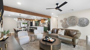 Ein modernes Wohnzimmer mit einer Couch, einem Couchtisch und einem Essbereich.