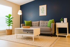 TV - Comfy Bed, near the heights w/ Pool, Gym, Washer (Houston)