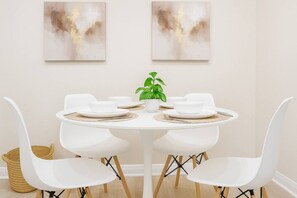 Dining - Comfy Bed, near the heights w/ Pool, Gym, Washer (Houston)