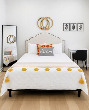 A neatly arranged bedroom with a bed, bedside table, and a mirror. - WorkerFriendly,Wash/Dry,WiFi, Pool,A+Location,Gym (Sherman)
