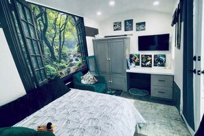 2 makuuhuonetta, tallelokero huoneessa, työpöytä, silitysrauta/-lauta