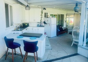 Réfrigérateur, micro-ondes, plaque de cuisson, cafetière/bouilloire