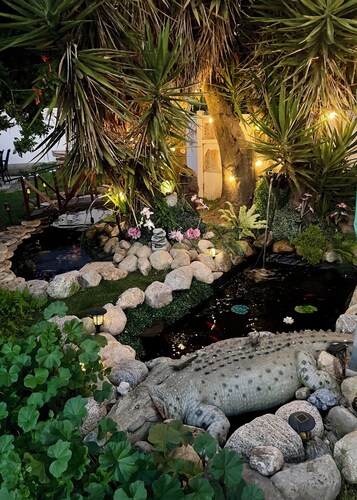 KOI PONDS RETREAT ~3k SqFt PRIVATE Oasis Outdoor Ktchn, Mstr Suite+Casita 2Bd1Ba