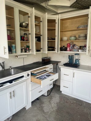 Réfrigérateur, micro-ondes, plaque de cuisson, cafetière/bouilloire