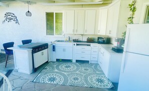 Réfrigérateur, micro-ondes, plaque de cuisson, cafetière/bouilloire