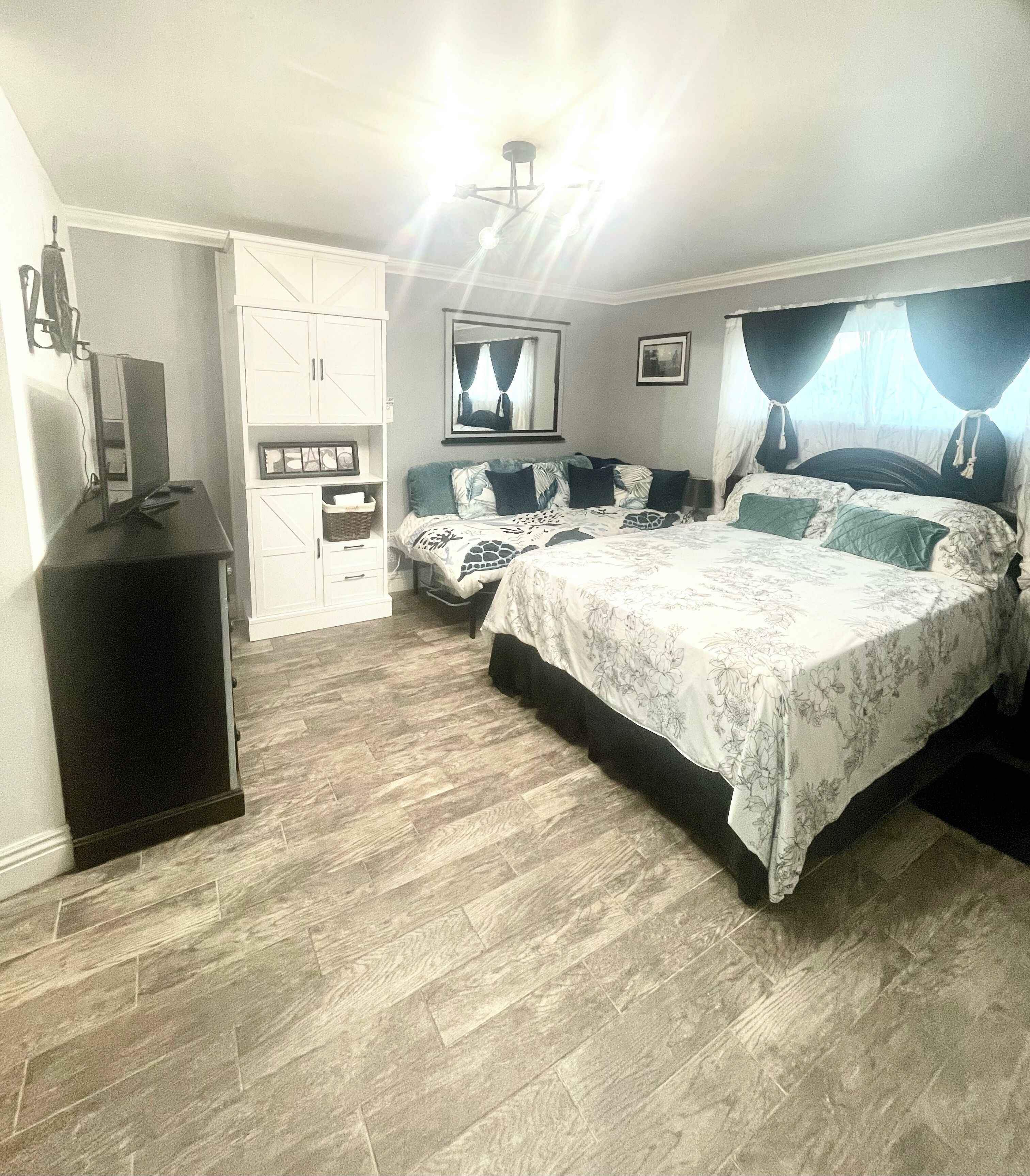 2 habitaciones, caja de seguridad en la habitación y escritorio 