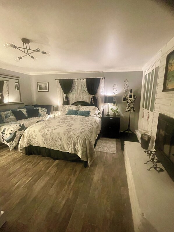 2 habitaciones, caja de seguridad en la habitación y escritorio