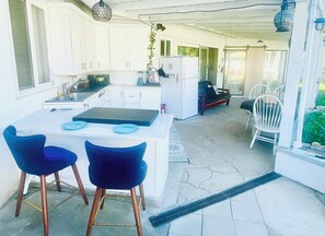 Réfrigérateur, micro-ondes, plaque de cuisson, cafetière/bouilloire