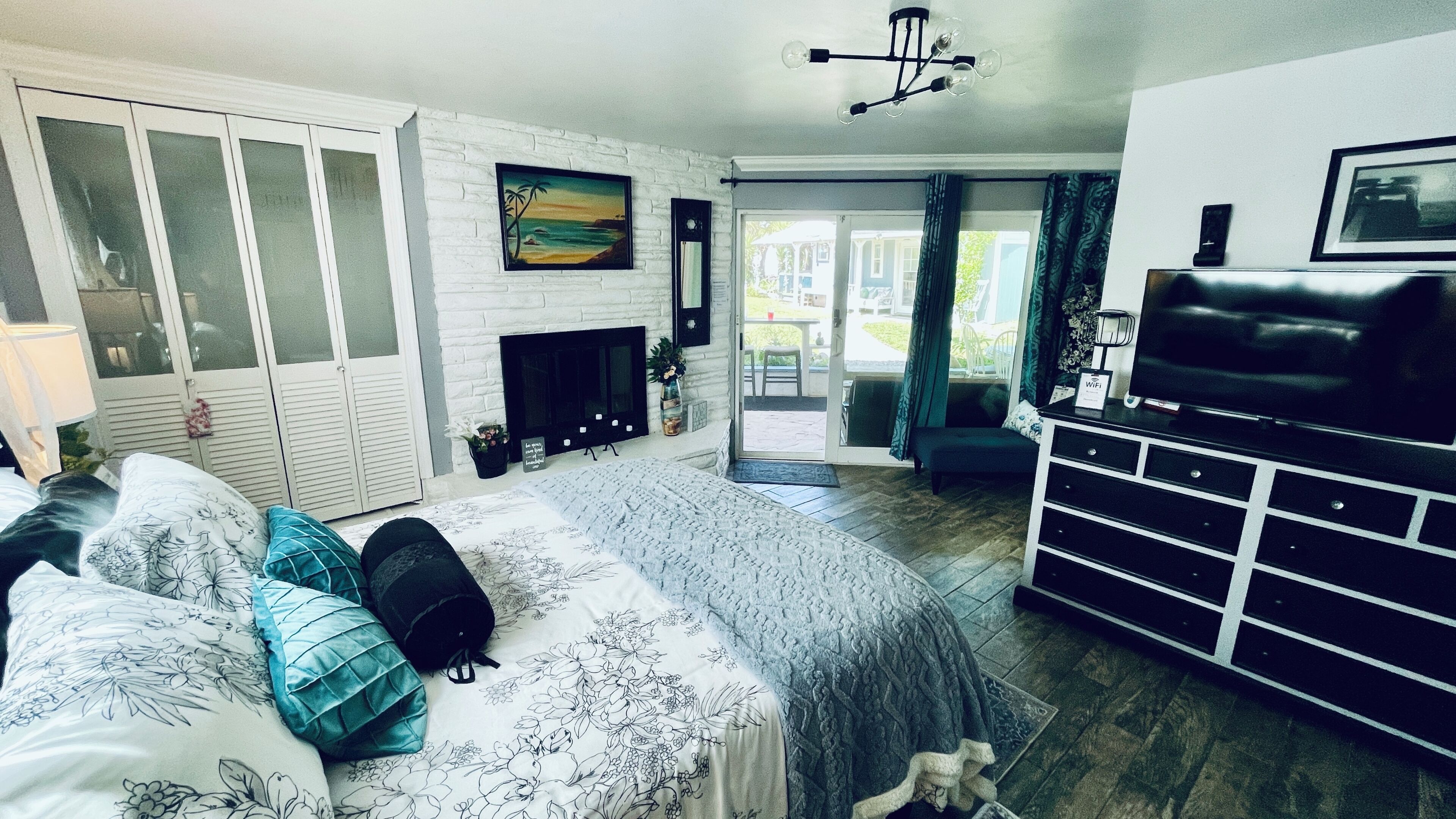 2 bedrooms, in-room safe, desk, iron/ironing board