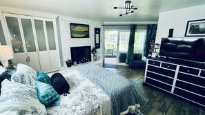 2 bedrooms, in-room safe, desk, iron/ironing board