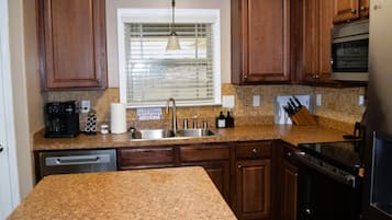 Coffee/tea maker, fridge, microwave, oven