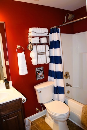 Hair dryer, towels, soap, shampoo - Space Station: Hub to Everything Huntsville!/Fire Pit/Fiber Internet/EV Charger! (Huntsville)