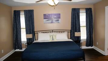 Bureau, fer et planche à repasser, accès au Wi-Fi (inclus)