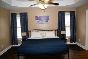 Desk, iron/ironing board, free WiFi, bed sheets - Space Station: Hub to Everything Huntsville!/Fire Pit/Fiber Internet/EV Charger! (Huntsville)