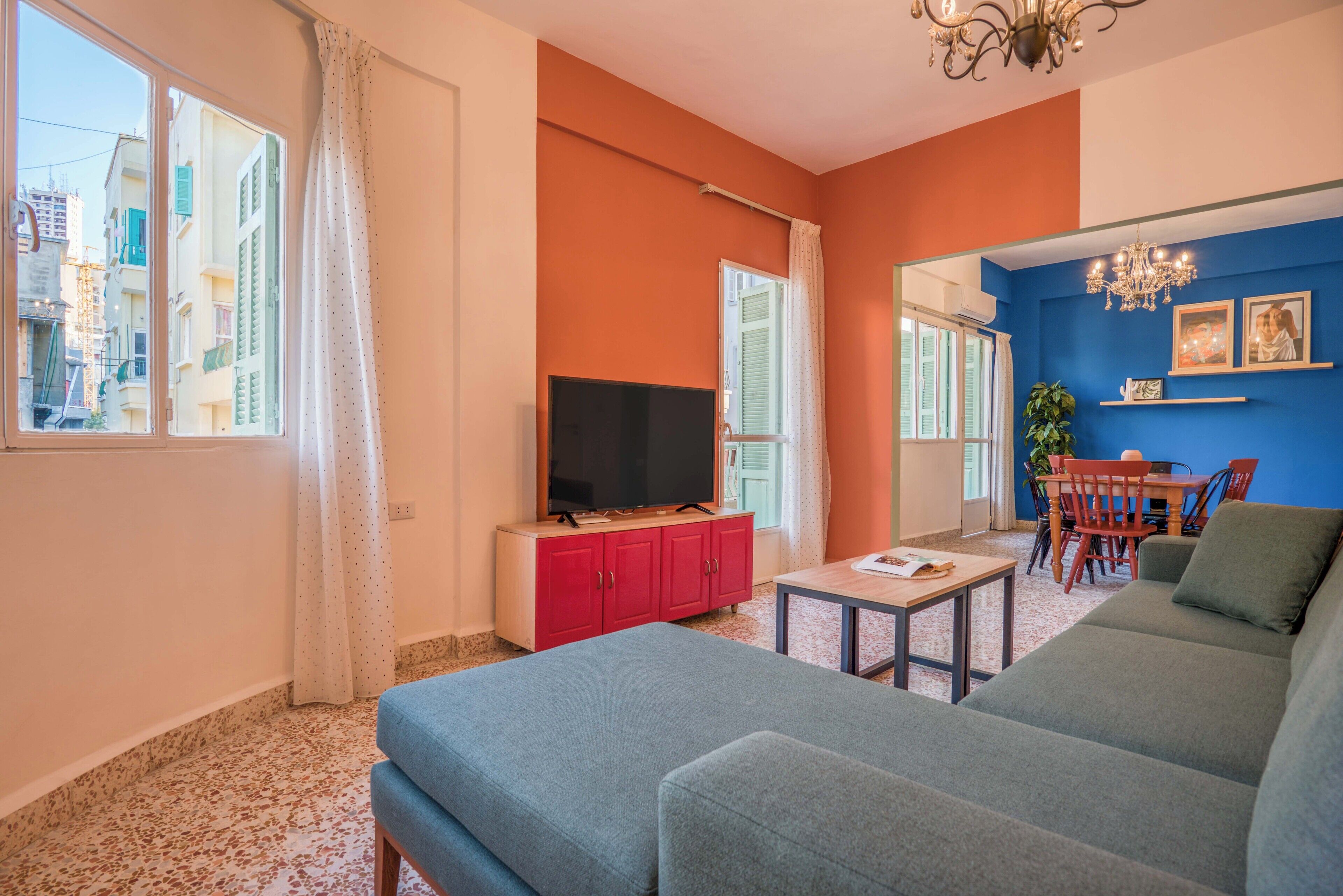 Departamento, 2 habitaciones, balcón, vista a la ciudad | Sala de estar | Smart TV de 42 pulgadas con canales por cable 