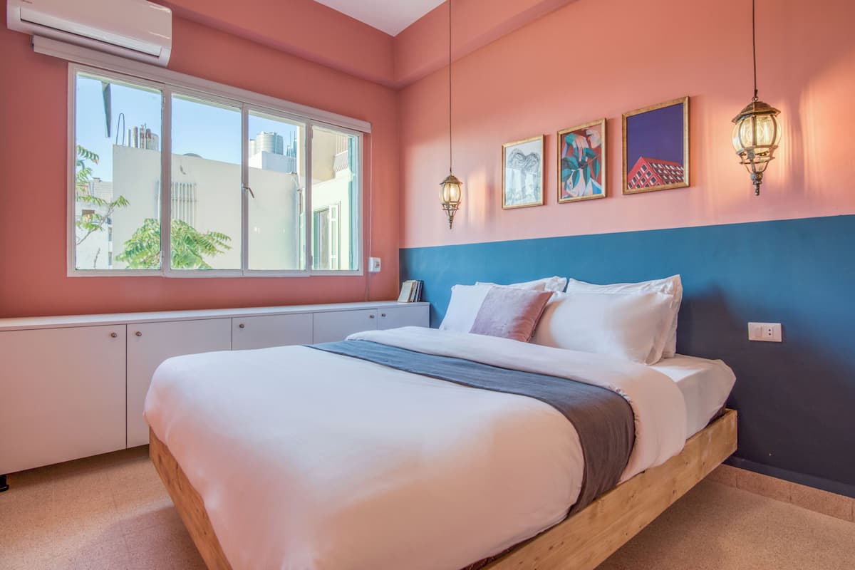 Apartemen, 2 kamar tidur, balkon, pemandangan kota | Tirai kedap cahaya, setrika/meja setrika, dan Wi-Fi gratis