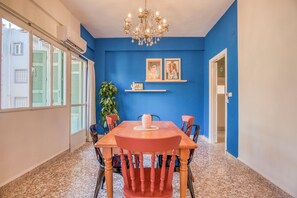 Apartment, 2 Schlafzimmer, Balkon, Stadtblick | Esszimmer