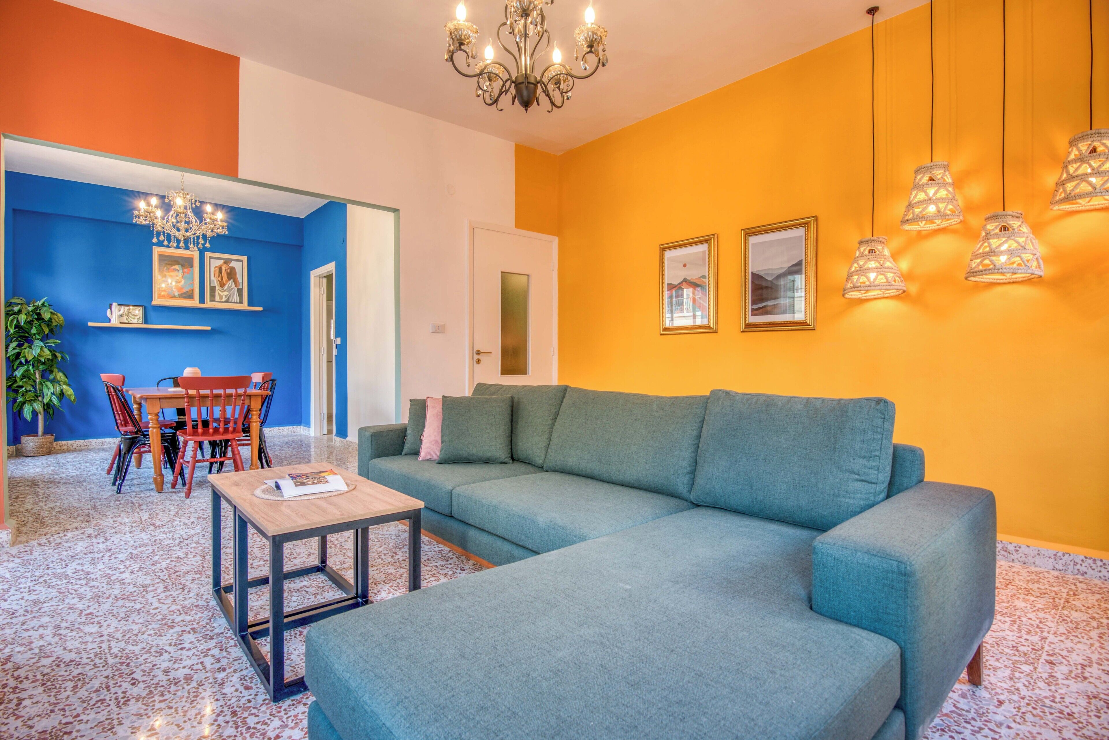 公寓, 2 间卧室, 阳台, 城市景观 | 客厅 | 42-英寸智能电视（配备有线频道）