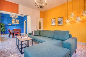 Appartamento, 2 camere da letto, balcone, vista città | Soggiorno | Smart TV 42 pollici con canali via cavo